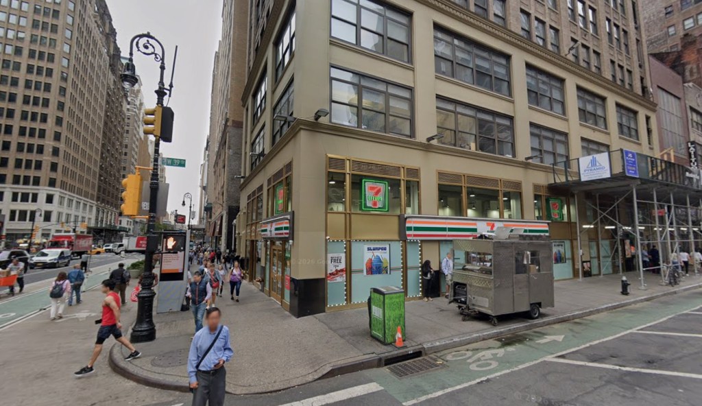 Man shot to death inside Manhattan 7-Eleven, killer on the loose