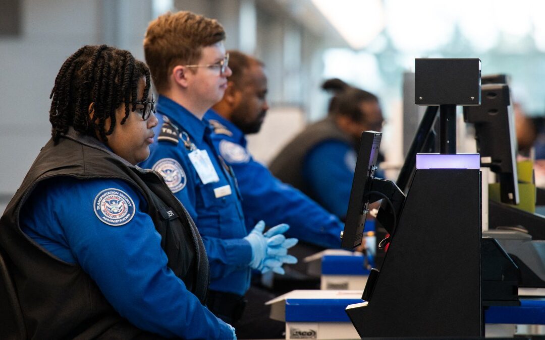 Long security lines form at airports as TSA agents miss first full paycheck amid DHS standoff