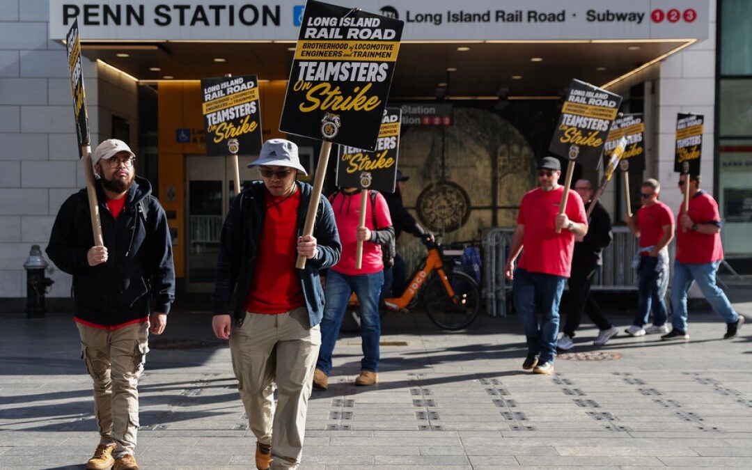 Gov. Hochul to hold briefing on second day of LIRR strike