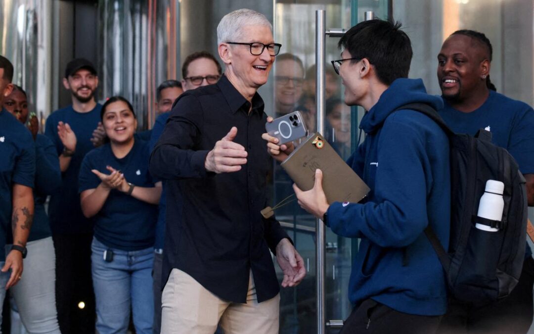 Apple shares pop 4% as shoppers race to buy updated iPhones, MacBooks