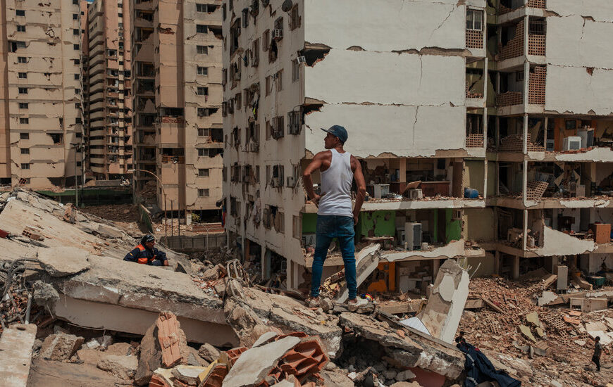 Hoping for Miracles as Venezuela Digs Out From Massive Quakes