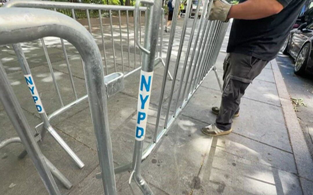 All viewing pens full, no one else allowed in hours before Knicks parade