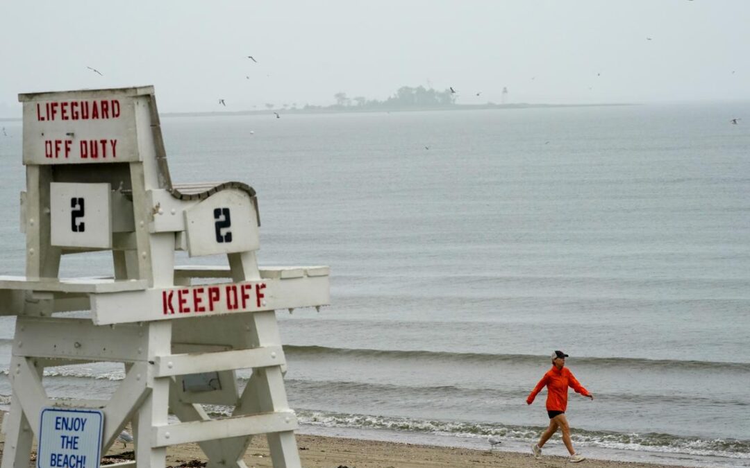 2 fisherman rescued, 1 still missing after rising tide traps them on reef at Conn. beach