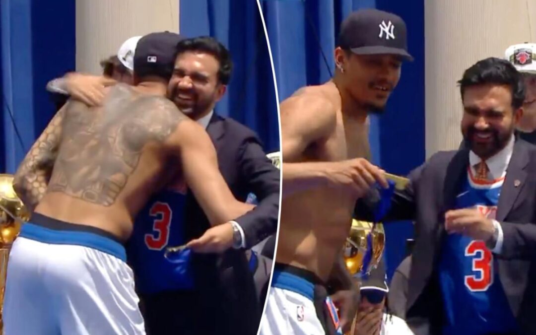 Knicks’ Jeremy Sochan goes shirtless to accept key to city from Mayor Mamdani
