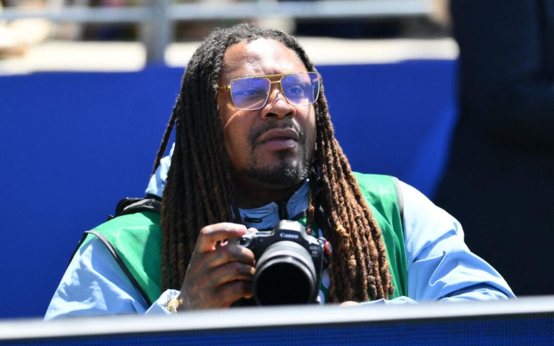 Marshawn Lynch works as photographer for USA vs Australia match