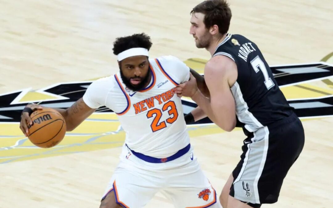 Mitchell Robinson solid off  bench in Knicks’ Game 1 win but hand injury mystery remains