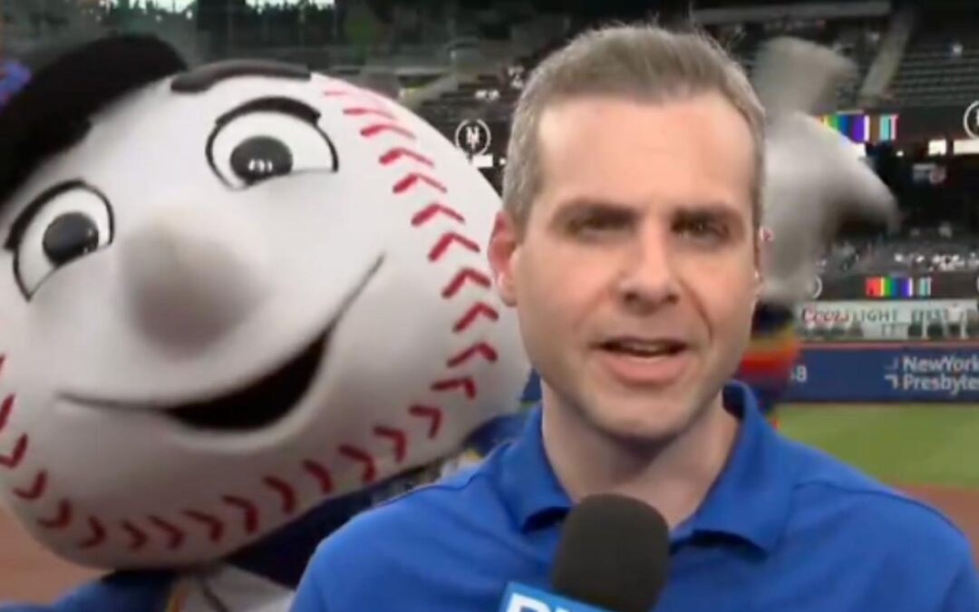 Mr. Met dances behind Steve Gelbs during Carlos Mendoza segment in awkward scene